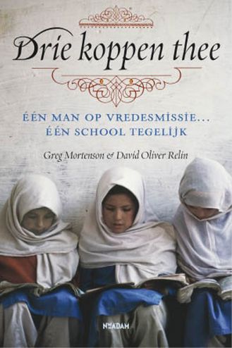 9789046804810 - Drie koppen thee een man op vredesmissie, een school tegelijk